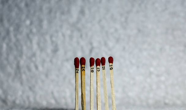 Група червоного сірника, що горить, ізольована з тлом. Палаюча сірникова стрічка в ланцюговій реакції. художня фотографія Matchstick
. - Фото, зображення