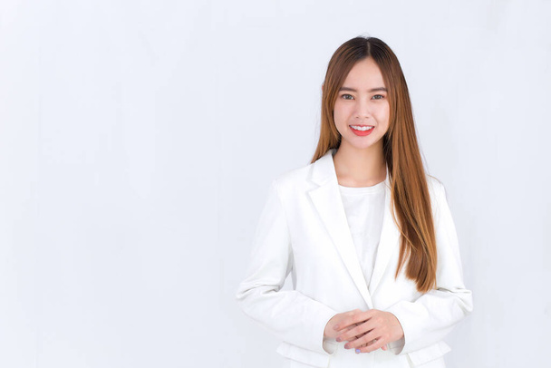 Портрет азиатской предпринимательницы в белом костюме на белом фоне - Фото, изображение
