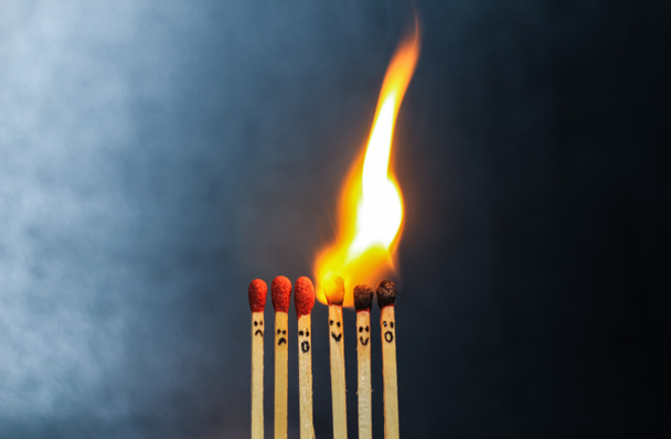 Groep van een rode lucifer branden geïsoleerd met de achtergrond. Rij brandende lucifer in de kettingreactie. Matchstick art fotografie. - Foto, afbeelding