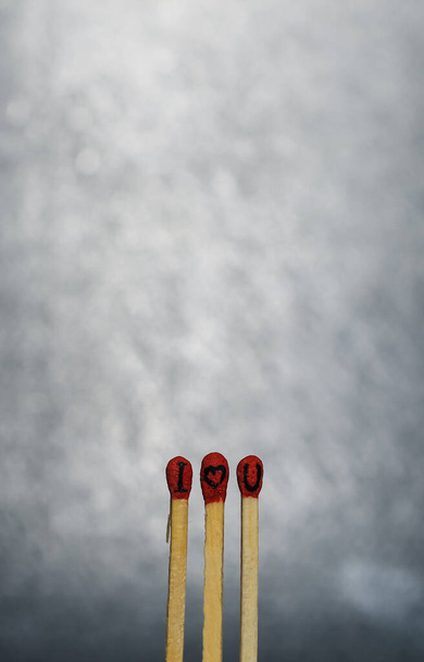 Ti amo sui fiammiferi. Matchstick fotografia d'arte usato fiammiferi per creare un concetto di amore. - Foto, immagini