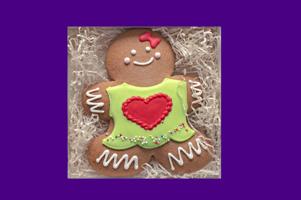 Cookie Man kreative Minimal Food Fotografie flach lag. Pastell lila Hintergrund - Foto, Bild