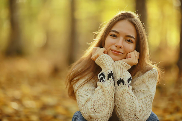 autumn girl sweater, knitted style lifestyle park attractive look - Fotoğraf, Görsel