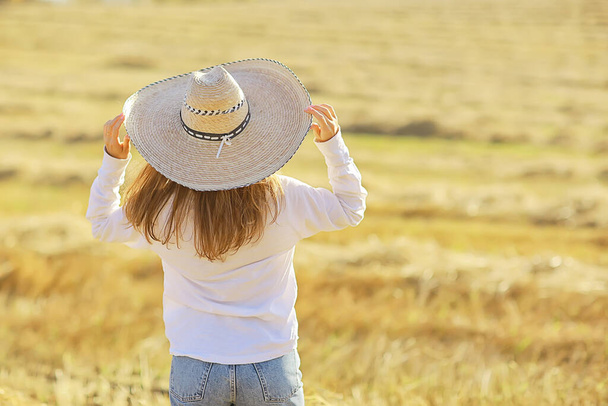 girl field straw hat summer look, freedom field happiness portrait young woman - Fotoğraf, Görsel