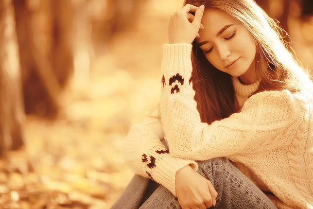 sad girl in autumn park, stress loneliness young person female - Foto, Bild