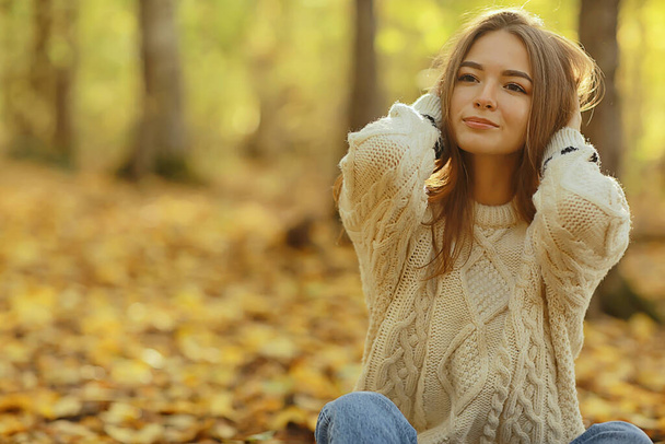girl sitting autumn park, autumn season september in the forest - Valokuva, kuva