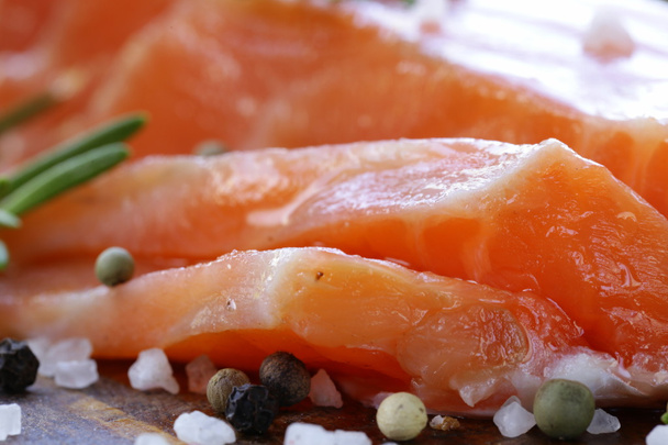 Delicias saladas de salmón rojo sobre tabla de madera
 - Foto, Imagen