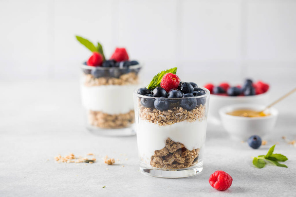 Granola with yogurt, blueberries and raspberries. Healthy breakfast. Menu, recipe. - Foto, imagen