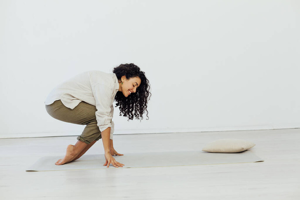Belle femme brune engagée dans le yoga asana gymnastique flexibilité - Photo, image
