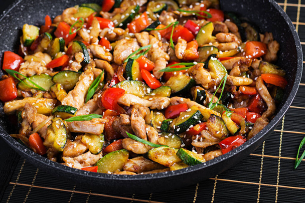 Ψήστε με κοτόπουλο, κολοκυθάκια και πιπεριές - Κινέζικο φαγητό. - Φωτογραφία, εικόνα