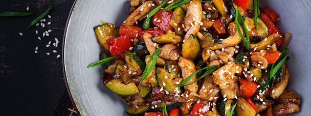 Revuelve con pollo, calabacín y pimientos dulces: comida china. Vista superior, banner - Foto, imagen