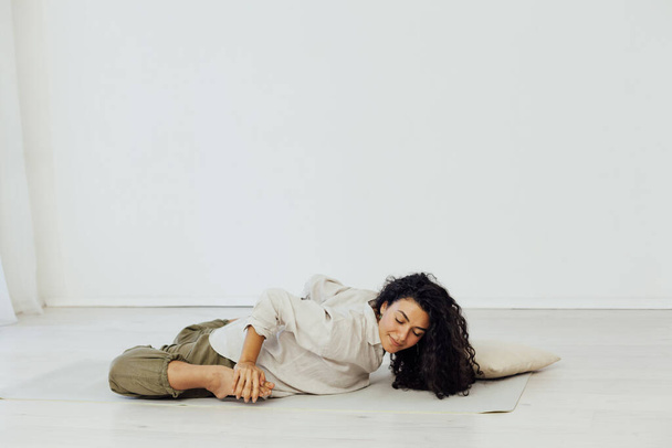 Krásná žena brunetka zapojený do jóga asana gymnastika flexibilita - Fotografie, Obrázek
