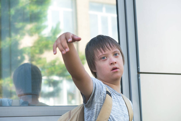 Портрет молодого хлопчика з синдромом Дауна повертається до школи. Щоденне життя дитини з інвалідністю
 - Фото, зображення