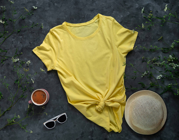 Rosa Baumwoll-Tank-Top-Strohhut-Attrappe auf dunklem Hintergrund. Leere T-Shirt-Vorlage für kreatives Design. Weibliche Sommermode Sonnenbrille ärmellose Kleidung. Website für Freizeitkleidung Social Media. - Foto, Bild