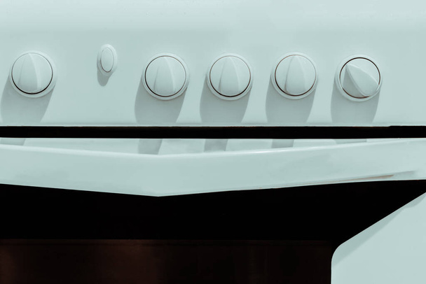 Cocina blanca de gas con perillas para ajustar el primer plano. - Foto, Imagen