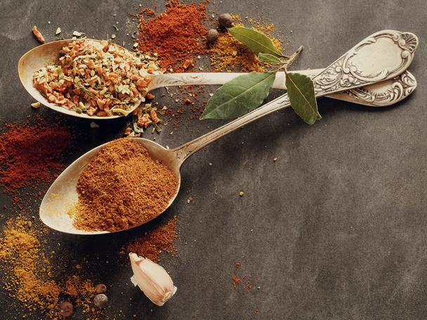 Spices in vintage spoons - Foto, Bild