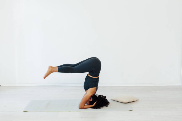 Piękna brunetka zaangażowana w jogę asana gimnastyka elastyczność - Zdjęcie, obraz