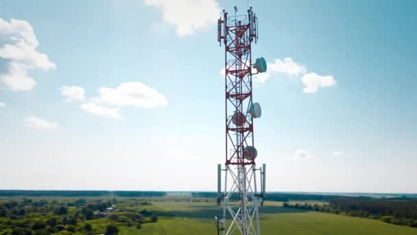 Vista aérea da torre celular 4G e 5G com antenas e satélites - Filmagem, Vídeo