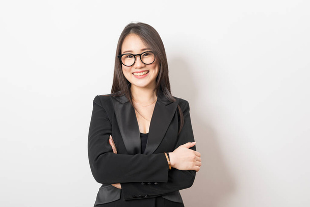 Intelligente e bella donna asiatica con occhiali da vista sorridente stand su sfondo bianco. - Foto, immagini