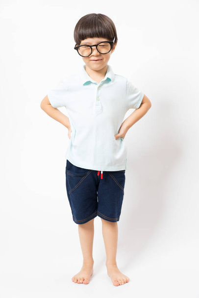 Portrét asijské malý chlapec úsměv a šťastný izolované přes bílé pozadí. - Fotografie, Obrázek