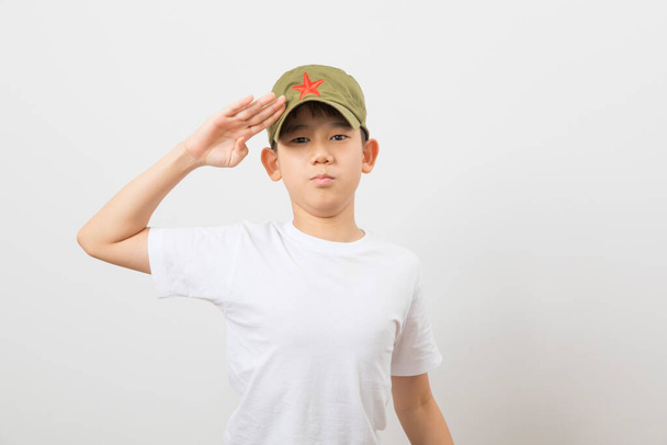 Ázsiai fiú visel kínai elnök Mao Ce-tung kommunista Vörös Hadsereg kalap fehér alapon. - Fotó, kép