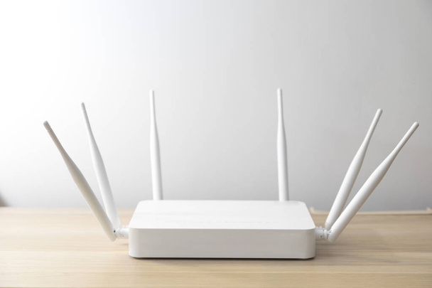 Router inalámbrico WiFi. Dispositivo inalámbrico para red de banda ancha en oficina o hogar. - Foto, imagen