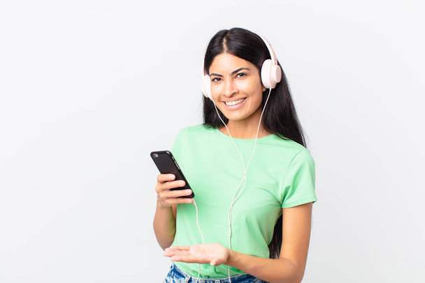 hispanic pretty woman with headphones and a smarphone - Foto, immagini