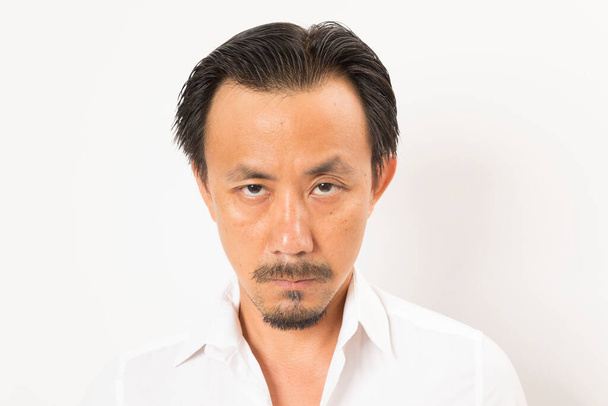 aziatische man in wit shirt op achtergrond - Foto, afbeelding