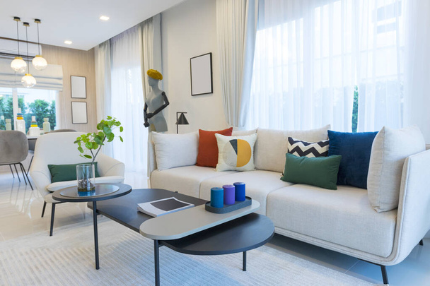 Moderno soggiorno interno con accenti luminosi - Foto, immagini