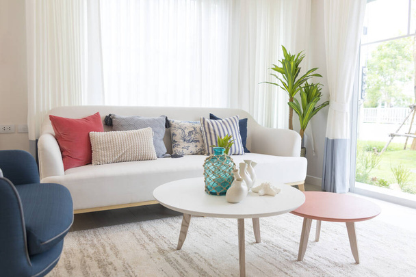 Modern design van de woonkamer met sofa en salontafels - Foto, afbeelding