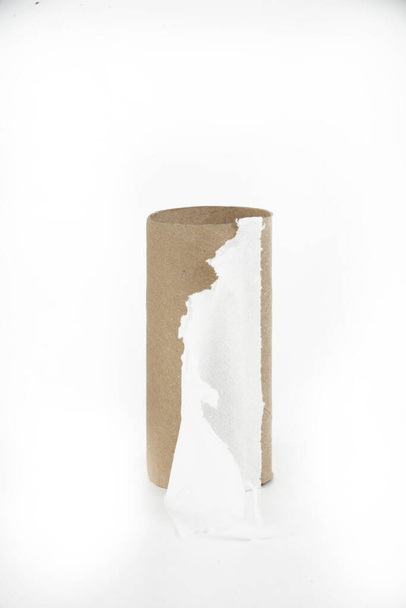 бумажный рулон на белом фоне - Фото, изображение