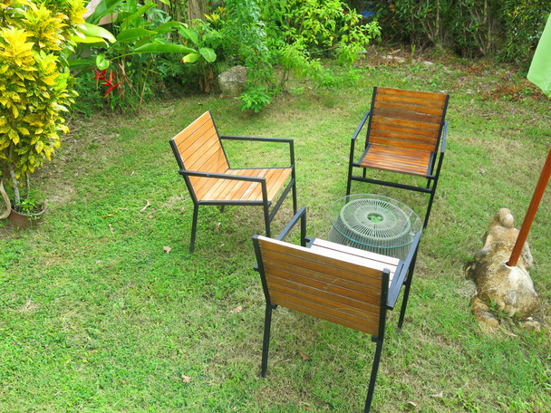 sedie in legno in giardino - Foto, immagini