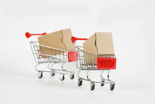 carrinhos de compras com caixas no fundo branco  - Foto, Imagem