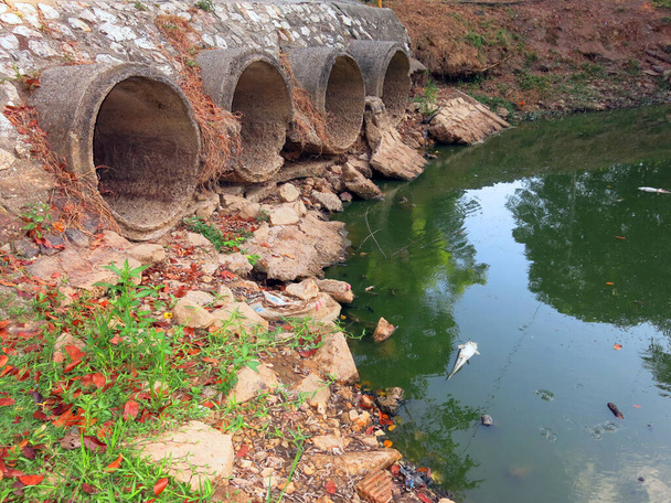 Παλιό σκουριασμένο σωλήνες του νερού - Φωτογραφία, εικόνα