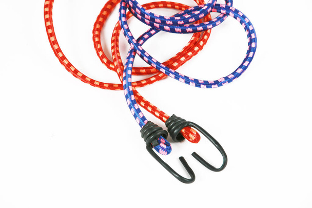 мотузка з кабелем на білому тлі
 - Фото, зображення