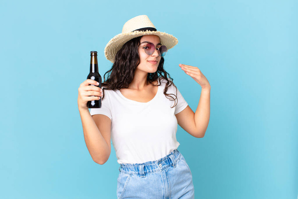 hispanic pretty traveler woman with a bottle of beer - Zdjęcie, obraz