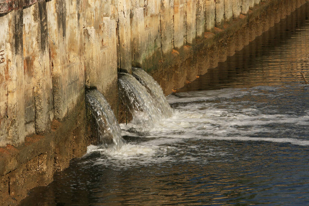 rury wodne w rzece - Zdjęcie, obraz