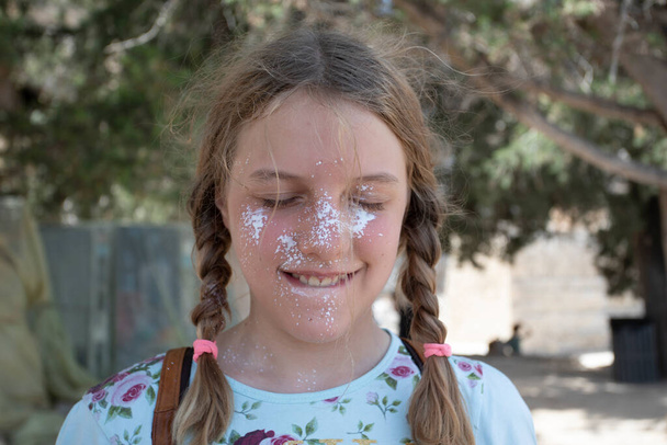 χαρούμενο κορίτσι πρόσωπο με πιτσιλιές από αντηλιακή κρέμα στο δέρμα, οριζόντια - Φωτογραφία, εικόνα