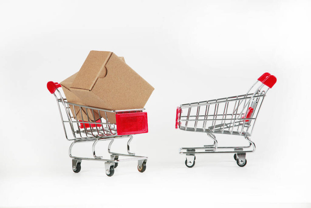 Carritos de compras con cajas sobre fondo blanco  - Foto, imagen