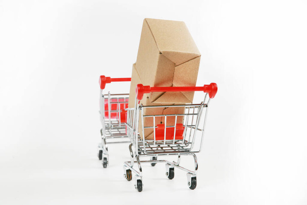 nákupní vozíky s krabicemi na bílém pozadí  - Fotografie, Obrázek