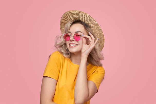 Jeune femme élégante en lunettes de soleil roses - Photo, image