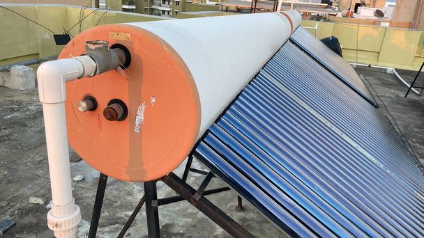 Солнечные панельные трубы установлены на крышах домов для экономии энергии и в качестве альтернативного источника энергии в Бенгалуру, Индия, 30 июня 2021 года - Фото, изображение