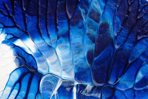 blauw abstract acryl verf kleur textuur op wit papier achtergrond met behulp van rorschach inkblot methode - Foto, afbeelding