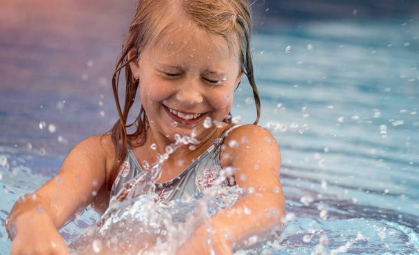 Criança feliz na piscina - Foto, Imagem