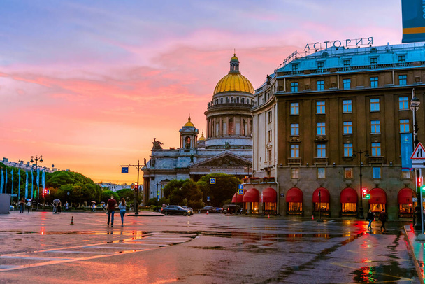 Csodálatos kilátás nyílik a Szent Izsák katedrális alatt egy fényes naplemente eső után, turista Szentpéterváron nyáron. - Fotó, kép