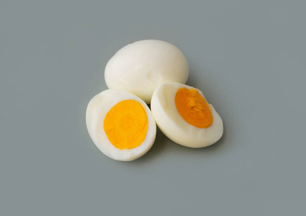 皮をむいた卵は形が違う。調理法。白い背景に隔離された食品成分. - 写真・画像