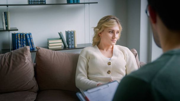 Mujer joven hablando con el médico en la sesión psicológica - Foto, Imagen
