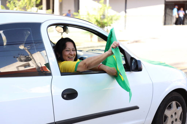 Πορεία προς τον Ιησού πραγματοποιείται με τη μορφή αυτοκινητοπομπής στην Goiania. 3 Ιουλίου 2021, Goiania. Βραζιλία: Μάρτιος-Ιησούς πραγματοποιείται με τη μορφή αυτοκινητοπομπής το Σάββατο (3), στην Goiania, με συγκέντρωση στην πλατεία Aviao - Φωτογραφία, εικόνα