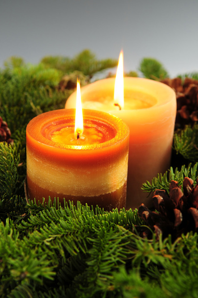 Christmas arrangement of burning candles and green spruce branches - Foto, Imagem