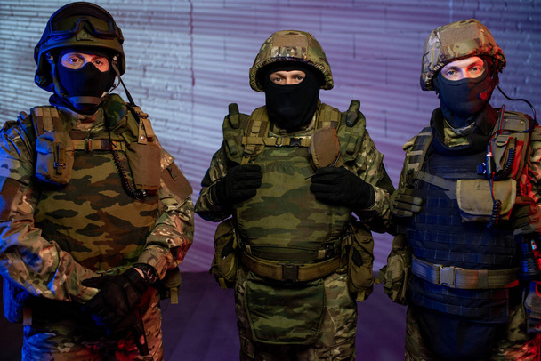 防護服を着た男たちのグループ - 写真・画像