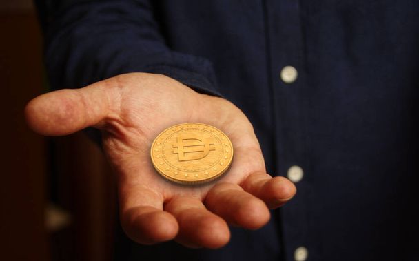 Dai stablecoin криптовалюта символ золота монета в руці абстрактна концепція
. - Фото, зображення